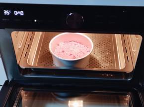 将模具放入蒸烤箱，进行发酵。