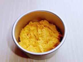 6寸活底蛋糕模具刷上一层食用油（以便脱模）将做好的发糕糊倒入模具中。
