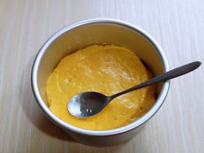 用小勺抹平。(小勺底部沾上食用油，不然发糕糊会粘小勺)