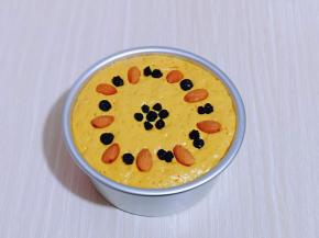 取出发酵好的发糕糊，摆放上杏仁与蓝莓干。