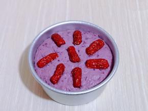 取出发酵好的发糕模具，将红枣去核，一切二，摆放在发糕糊上，如图。