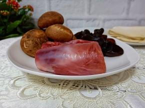 准备香菇、瘦肉、泡发好的木耳与馄饨皮。