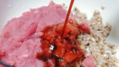 香菇与肉馅放一个大的容器里，加生抽2勺。