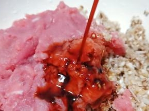 香菇与肉馅放一个大的容器里，加生抽2勺。