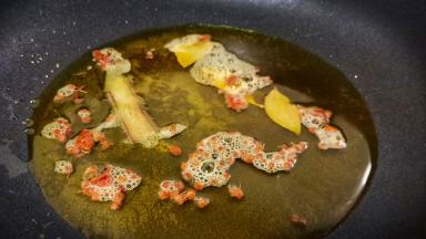 锅里放适量的菜籽油，加花椒20粒、香叶3片、桂皮一小片炸一会儿，待油温到达七八成热时，将香料盛出。