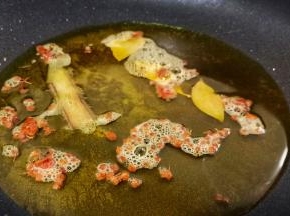 锅里放适量的菜籽油，加花椒20粒、香叶3片、桂皮一小片炸一会儿，待油温到达七八成热时，将香料盛出。