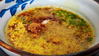 等油温凉至六成热时把剩余的菜籽油倒进盆中搅匀，这个可以提前做，放的越久越香。