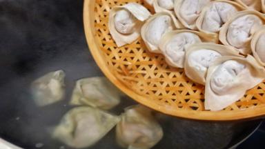 锅里添加水烧开，下馄饨入锅开大火煮。