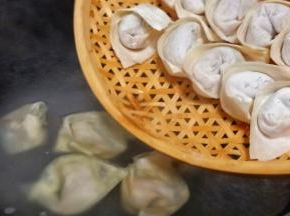 锅里添加水烧开，下馄饨入锅开大火煮。
