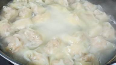 待馄饨再次煮开，每个都浮起就熟了。