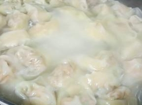 待馄饨再次煮开，每个都浮起就熟了。