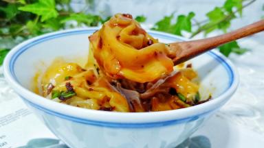碗里加上馄饨，加一勺辣椒酱与红油、生抽、再加点葱花拌一下即可食用。