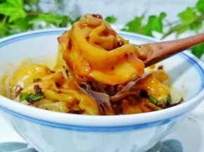 碗里加上馄饨，加一勺辣椒酱与红油、生抽、再加点葱花拌一下即可食用。