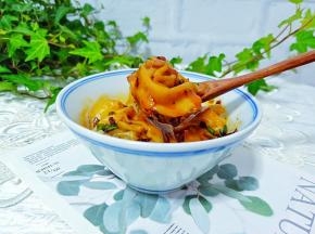 红油抄手凭借着薄而劲道的外皮，Q弹鲜美的内馅，配上红亮醇香的油辣子，一举俘获你的味蕾！