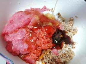 蚝油2勺、盐1勺、鸡精、猪油2勺（猪油提前化开，容易搅拌）