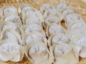 取一张馄饨皮，加上肉馅包起来即可。