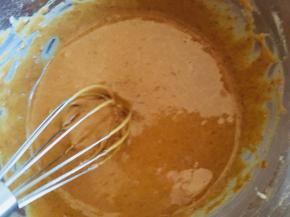 用手抽划之字搅拌均匀