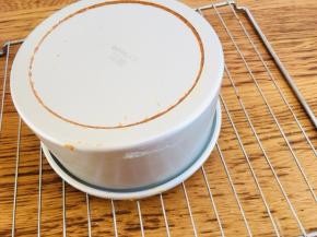 烤好轻震几下马上倒扣，凉透脱模