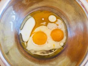 蛋黄里放入玉米油和牛奶搅拌均匀