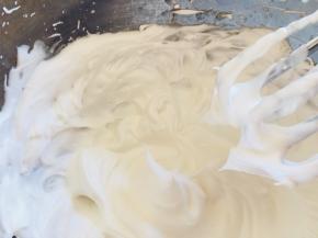 继续高速打到细泡然后再加一次白砂糖，打到明显纹路加入最后一次白砂糖，打到有明显阻力改成一档，继续打，打到提前有一个小尖角就可以