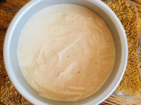 放入六寸模具中轻震几下震出气泡，放入烤箱