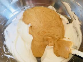 搅拌好再把蛋黄糊倒入蛋白盆中，搅拌均匀，烤箱160度预热10分钟