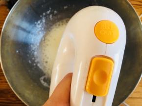 先用高速五档打到鱼眼泡然后加入第一次砂糖