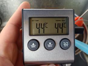 当温度上升到44度的时候（42-45度之间都可以）把融化锅取出来。