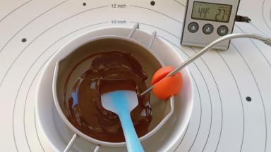 放到凉水里进行降温，温度降至27度。
