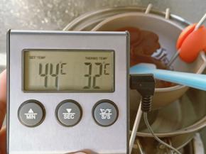 再把巧克力锅重新放到刚才加热过的水上继续隔水加热至32度。
