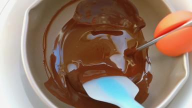 看一下状态，这个时候的巧克力非常顺滑，这也就是调温的作用。让巧克力入口的感觉更好。
