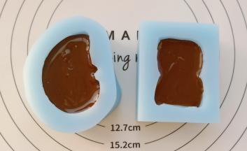 巧克力在30-32度之间的时候倒入模具里。然后放凉脱模即可。
