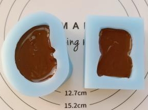巧克力在30-32度之间的时候倒入模具里。然后放凉脱模即可。
