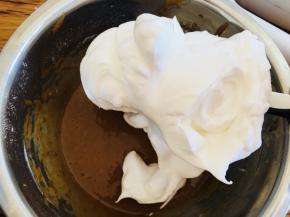 取1/3到蛋黄糊中，搅拌均匀,蛋黄和蛋白充分搅拌均匀，一定要搅拌均匀，这样才不会有布丁层