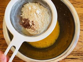 筛入低筋粉和可可粉