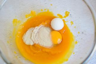 南瓜打成泥，加白糖，酵母，奶粉，温水，鸡蛋