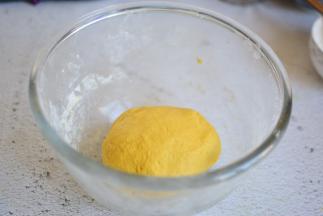 揉成面团，包上保鲜膜，发酵至二倍大