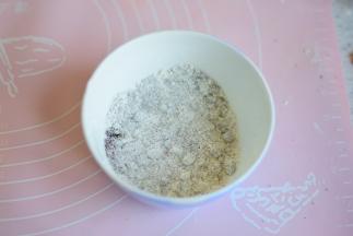 馅：红糖加入面粉，拌匀