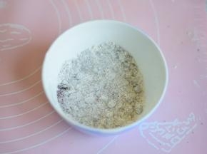 馅：红糖加入面粉，拌匀