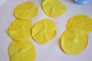 面团分小份，擀成包子皮