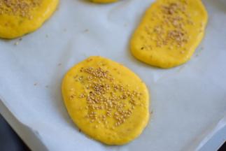 放烤箱二次发酵20分钟，刷蛋液，撒芝麻