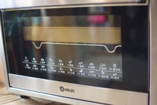 烤箱预热185度，中层上下火烤16分钟左右