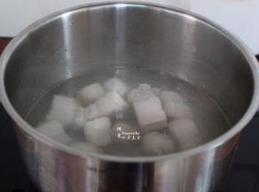 煮锅倒入适量的冷水，放入切好的五花肉，放生姜、八角，陈皮、煮沸，焯水之后捞出；