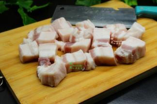 外皮有猪毛要拔掉，刮干净，然后切小方块，如果购买的五花肉比较宽，可以分开切