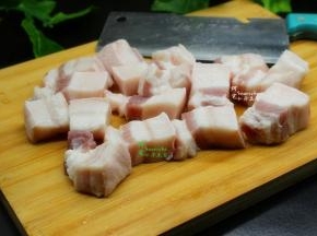 外皮有猪毛要拔掉，刮干净，然后切小方块，如果购买的五花肉比较宽，可以分开切