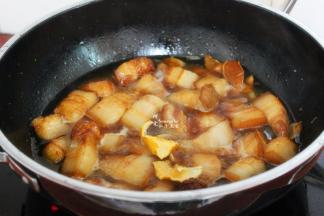 放生抽、老抽、冰糖、料酒、白酒、炒均，然后加入2碗沸水，盖上盖子，再次煮沸之后改为小火炖45分钟，然后出锅。