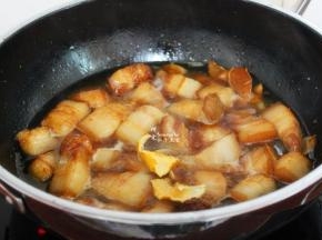 放生抽、老抽、冰糖、料酒、白酒、炒均，然后加入2碗沸水，盖上盖子，再次煮沸之后改为小火炖45分钟，然后出锅。