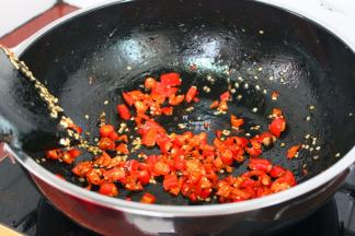 把洗净切好的辣椒放入锅里，煸炒出辣味了。增加一步，辣椒更加入味，炒出的五花肉香味浓郁。