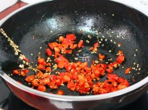 把洗净切好的辣椒放入锅里，煸炒出辣味了。增加一步，辣椒更加入味，炒出的五花肉香味浓郁。