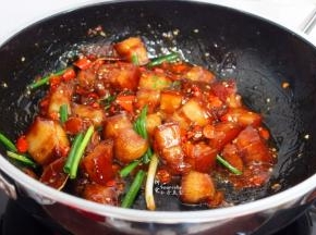 放盐、香葱，炒均，香辣入味，肥而不腻，入口即化，实在太香了。